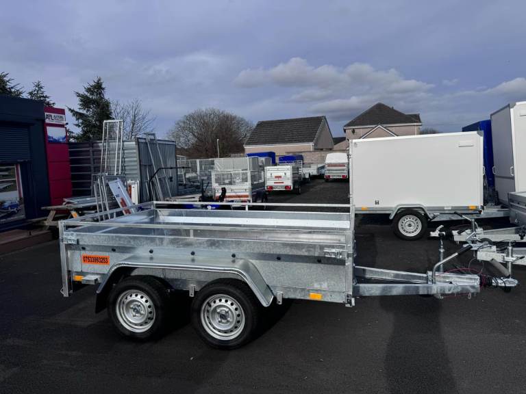 BRAND NEW 8,4FT X 5FT TWIN AXLE HEAVY DUTY FLAT TRAILER 1300KG BRAKED