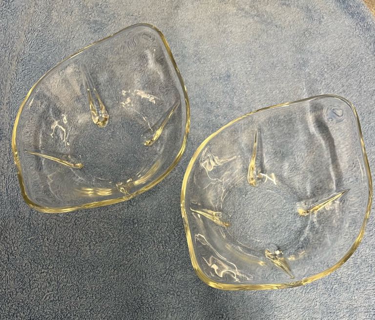 2 matching glass dishes