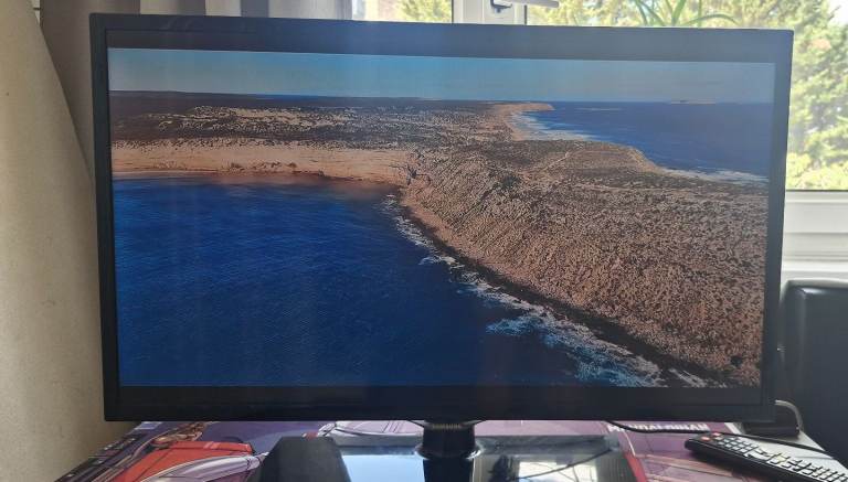 Samsung 32" LCD TV – Fully Working – Remote Included