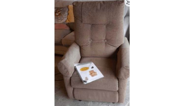 Lovely electric rise and recline armchair complete with manual