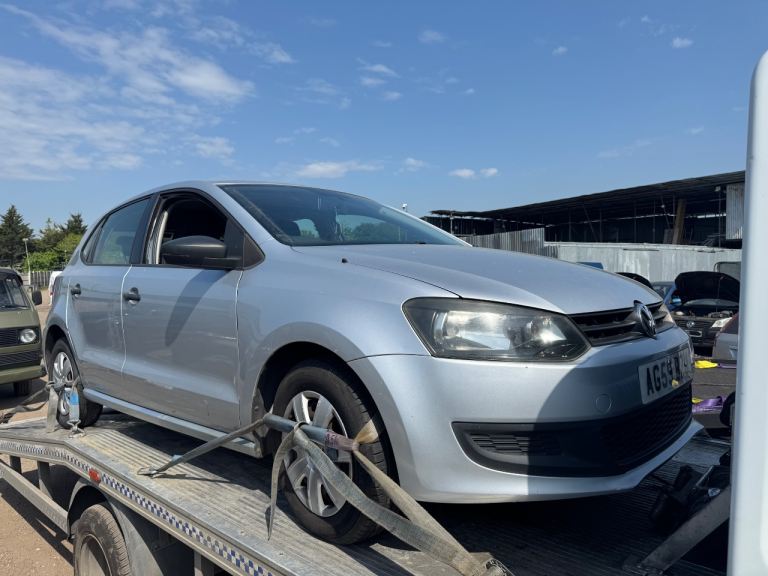  Vw polo 2010 1.2 silver BREAKING FOR PARTS 
