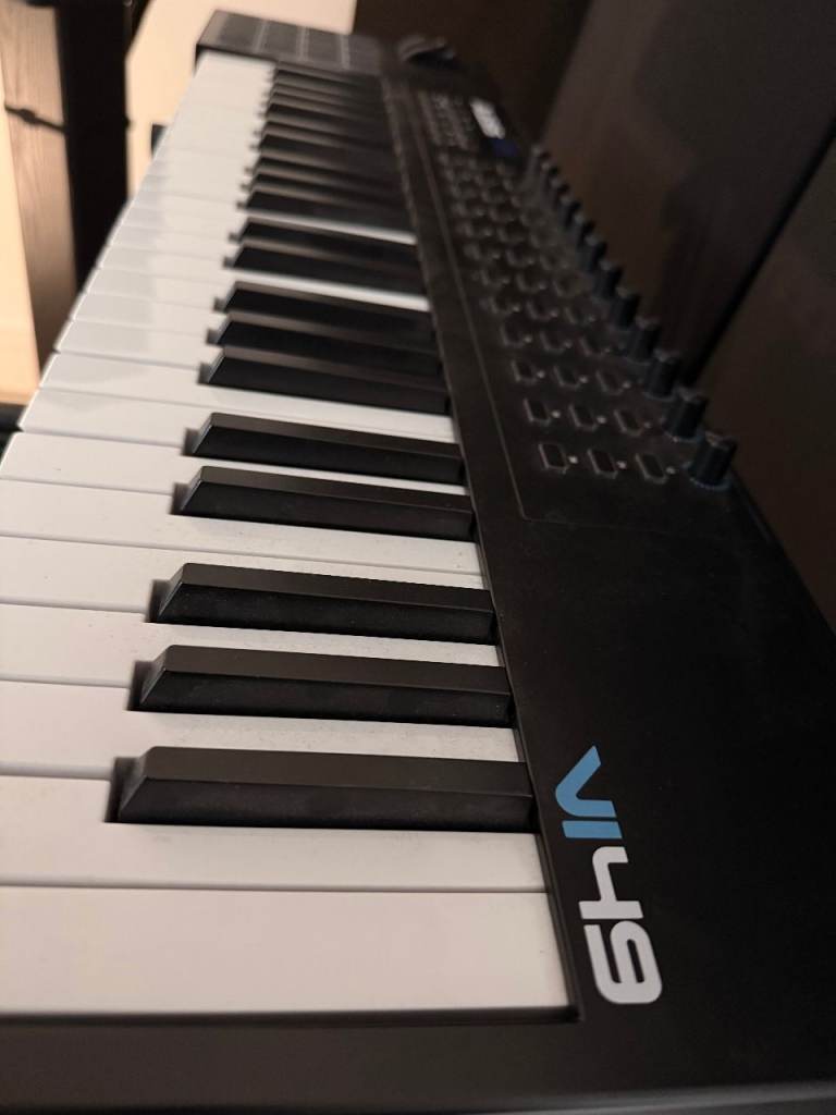 MIDI Keyboard - Alesis VI49 (MIDI Controller)