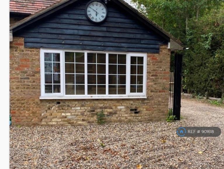 1 bedroom flat in Bishops Stortford Road, Roxwell, Chelmsford, CM1 (1 bed) (#901618)