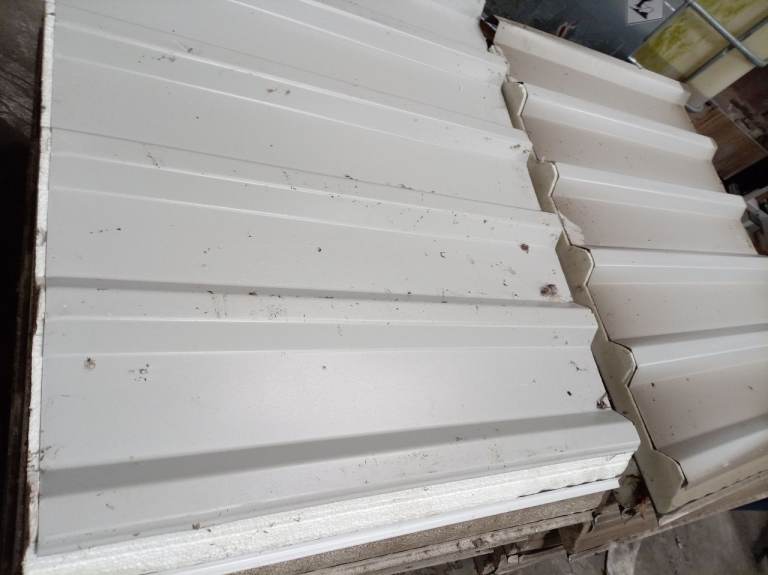 Roofing sheets insulated