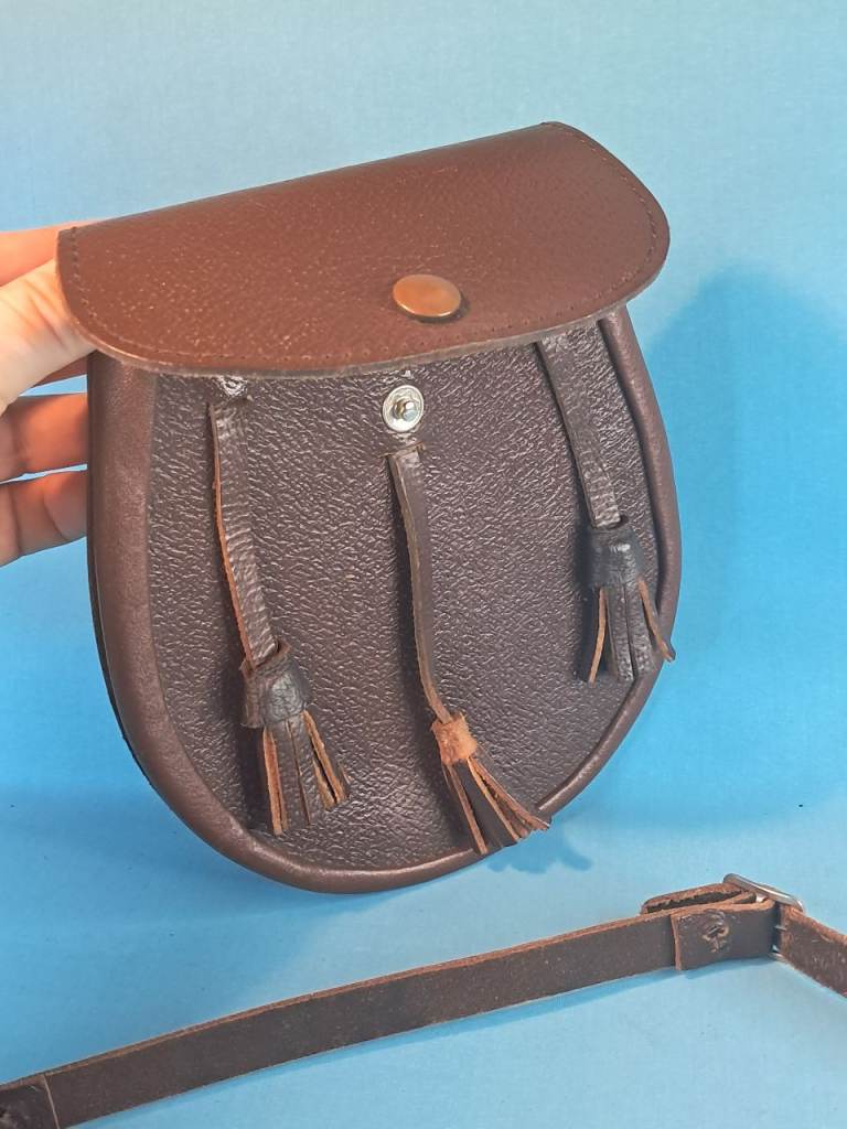 Scottish Leather Day Sporran with three leather tassels. Measurements on pictures. 