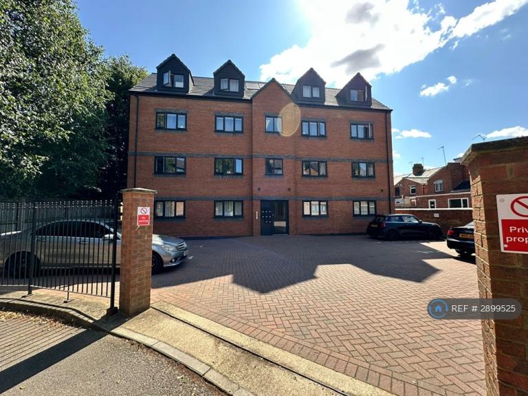 1 bedroom flat in Queens Park Parade, Northampton, NN2 (1 bed) (#2899525)