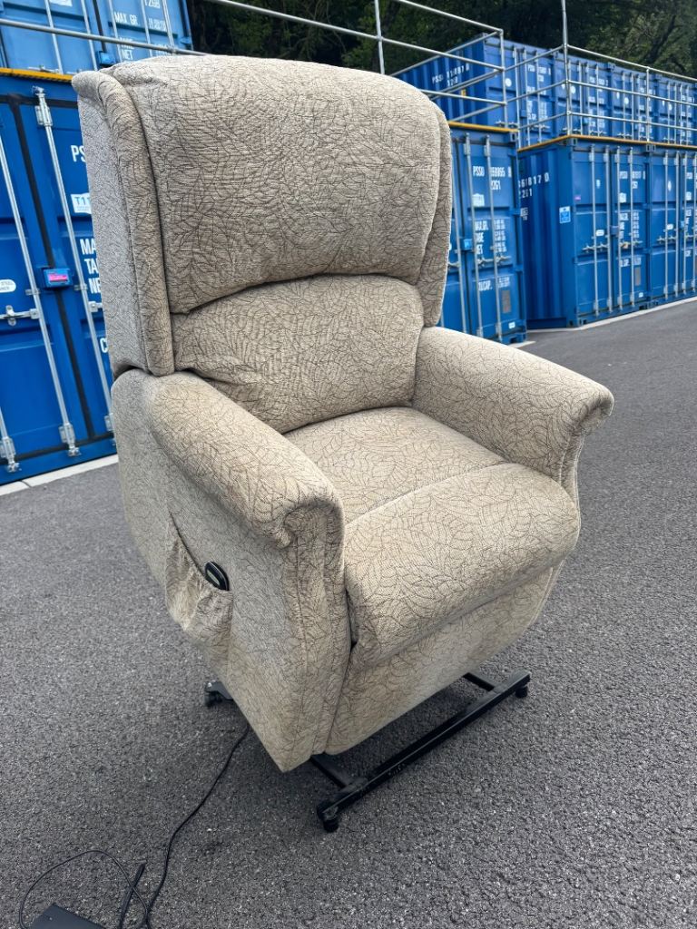 Electric Riser Recliner Chair in good  condition 