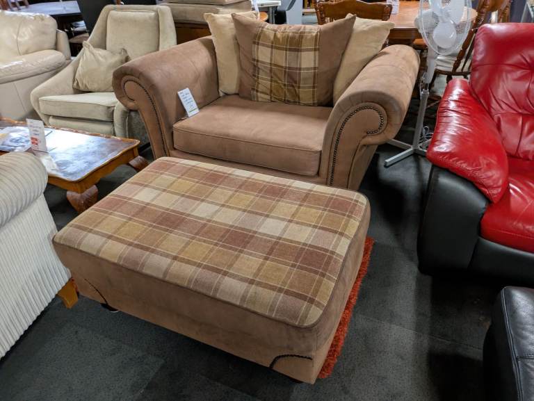 BROWN & TARTAN FABRIC CUDDLE CHAIR & MATCHING FOOTSTOOL