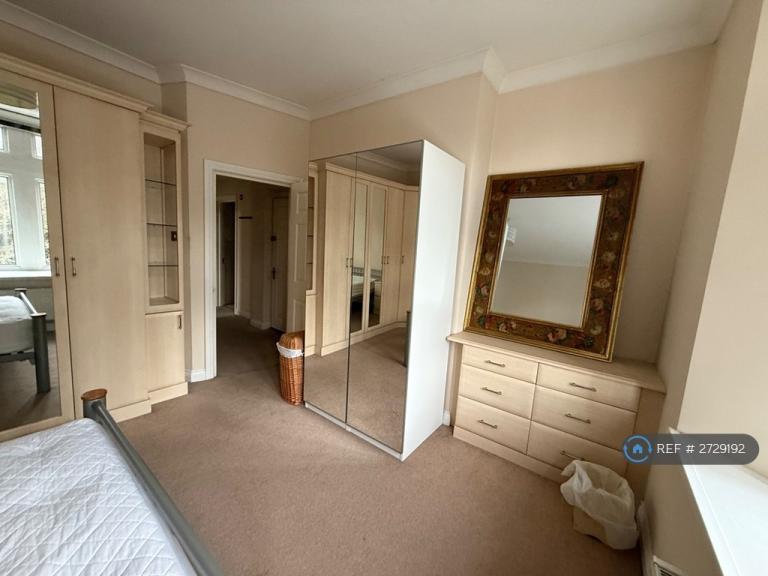 2 bedroom flat in Christchurch Road, Bournemouth, BH1 (2 bed) (#2729192)