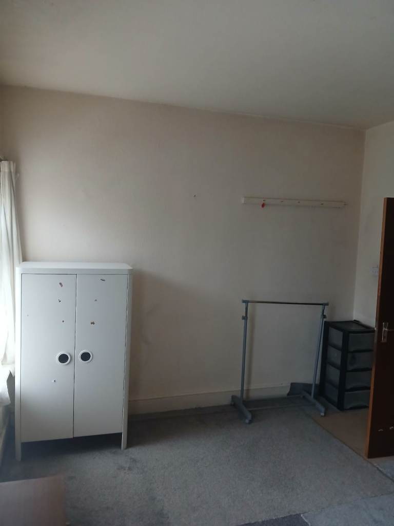 3 bedroom house Fully Furnished 1 Bathroom 1 Shower Wet Room to rent £1450.00pcm Great Location