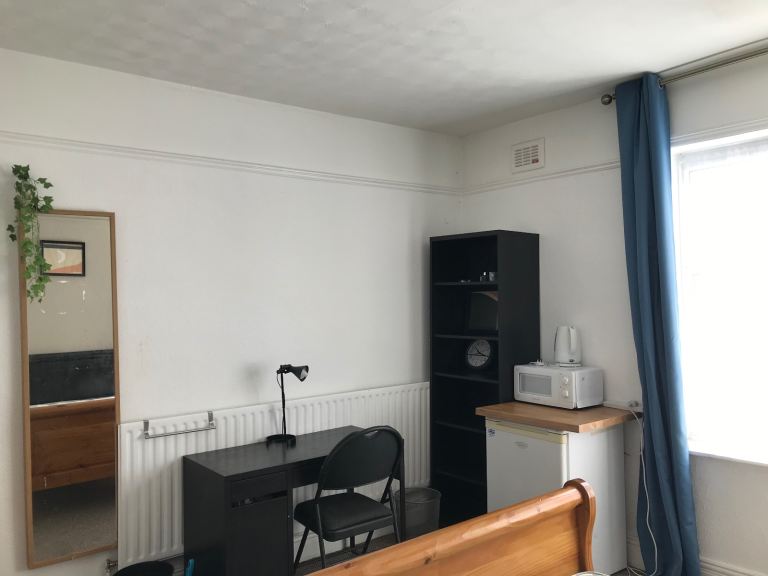 Extra large double room to rent UPPERTON RD  NEAR DMU LRI ALL BILLS INC 