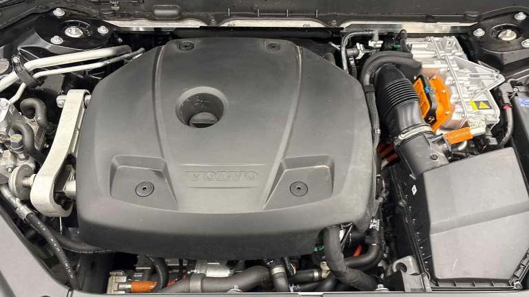 2025 Volvo XC90 Plus, T8 AWD Plug-in hybrid, Electric/Petrol, Dark, 7 Seats ( 360* Camera ) ESTAT...