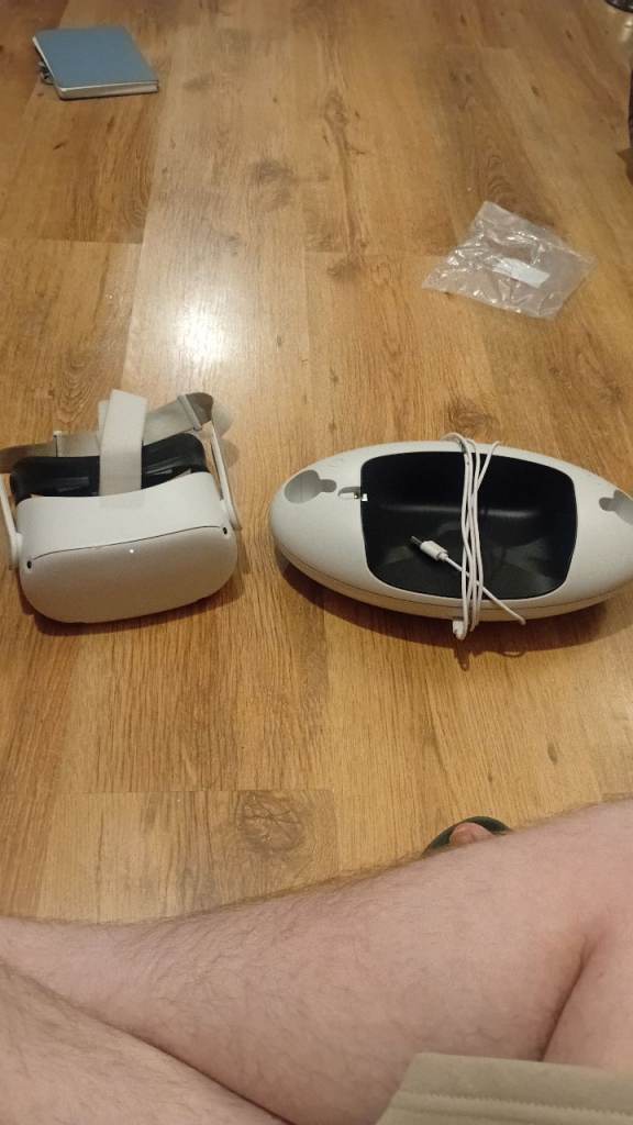 Oculus Quest 2 VR Headset with Controllers and Case – fair condition 