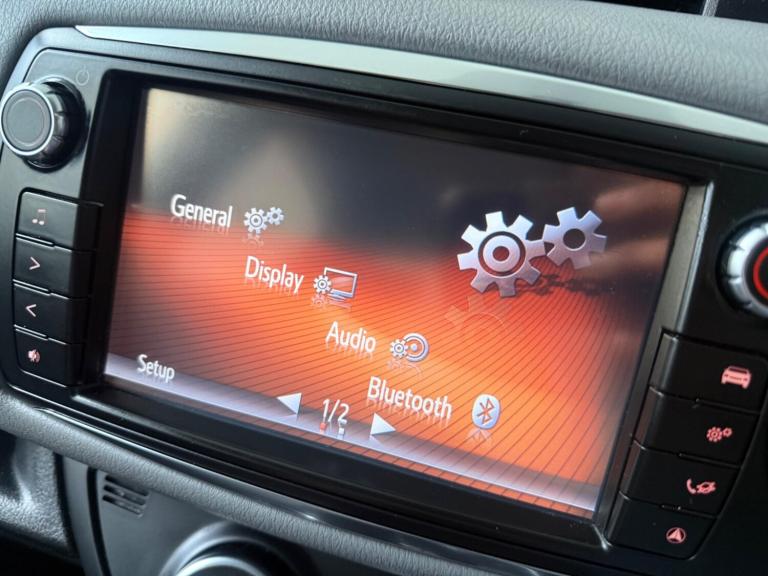 2015 Toyota Yaris 1.33 VVT-i Icon 5dr CVT HATCHBACK PETROL Automatic