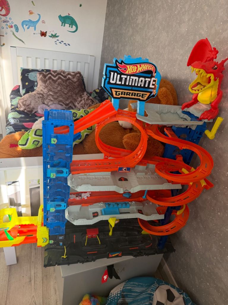 Hot Wheels Ultimate Garage Playset with Dragon – Good Condition