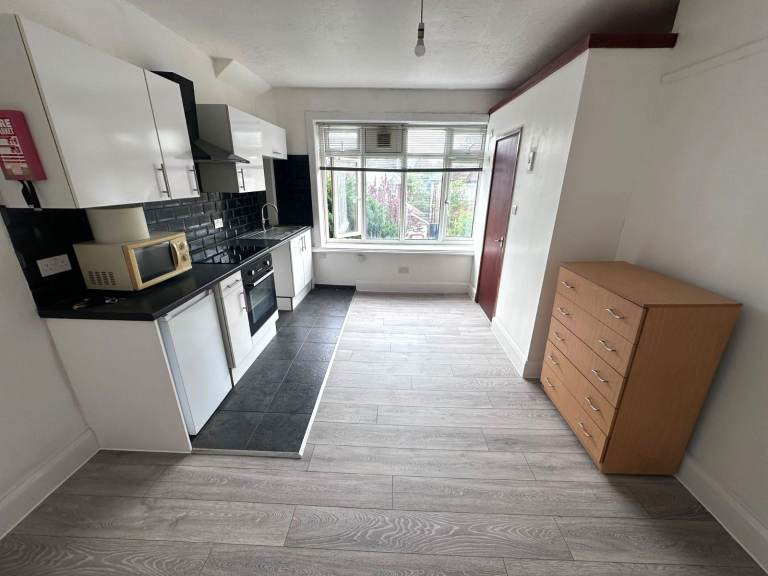 Studio flat - Highfield - BILLS INC - Available NOW