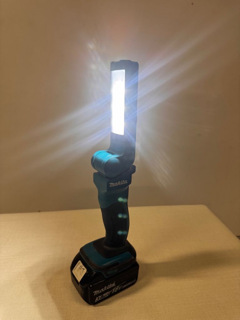 Battery powered makita worklight