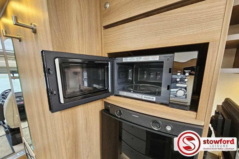 2 Berth, 2 seatbelts, Rear Lounge