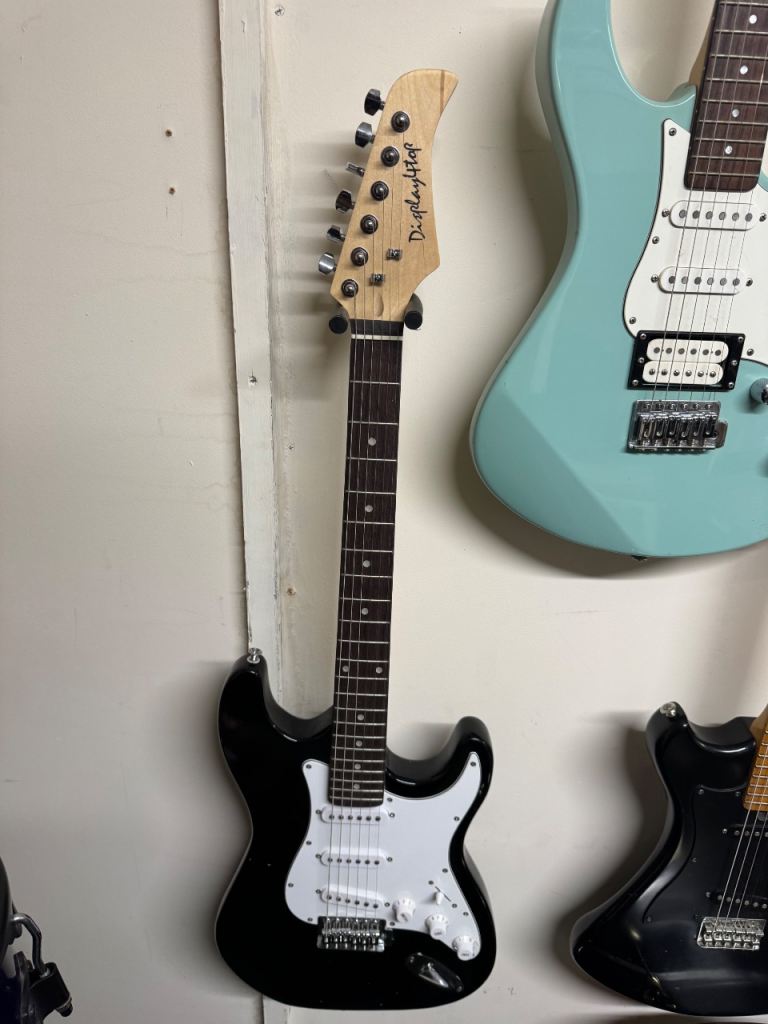 Display4top strat Style rock electric guitar Black 4/4 6 String Right