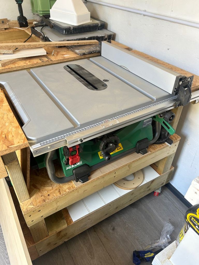 Hikoki table saw, two battery’s and a charger