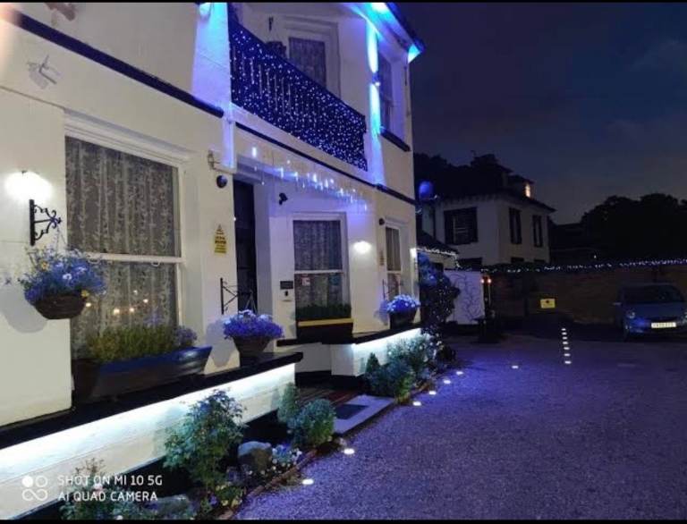 A FULLY SELF CONTAINED SINGLE STUDIO FLAT IN SLOUGH CENTRAL OPPOSITE SLOUGH GRAMMAR SCHOOL