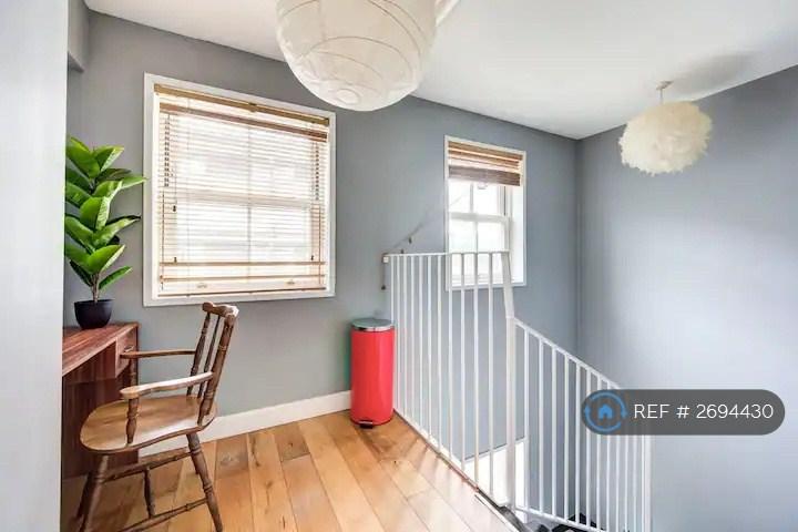1 bedroom flat in Stockwell, London, SW8 (1 bed) (#2694430)