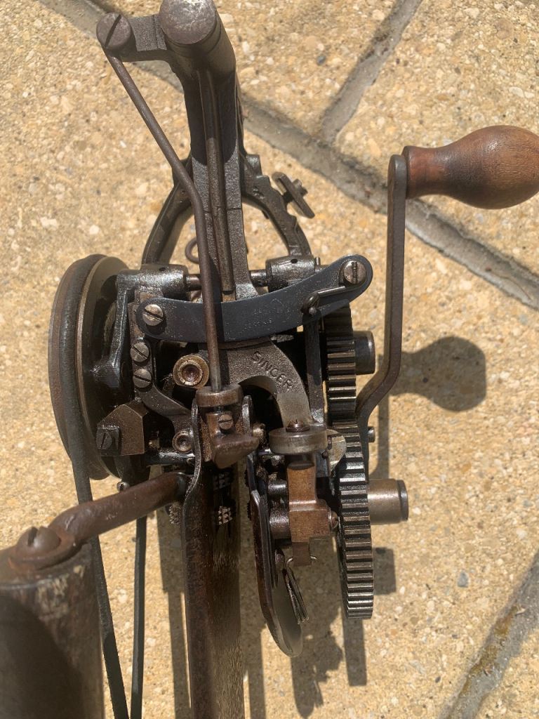 Vintage Singer Hand-Crank Sewing carpet Machine Fair Condition