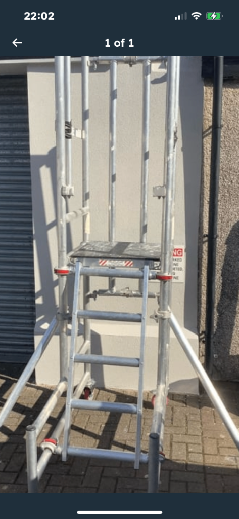 Scaffold podium, Gripps and hard hats with extas 