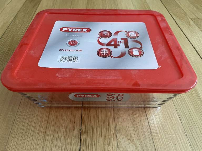 Pyrex baking dishes - rectangular 4L and round 1.6L - with plastic lids for storage