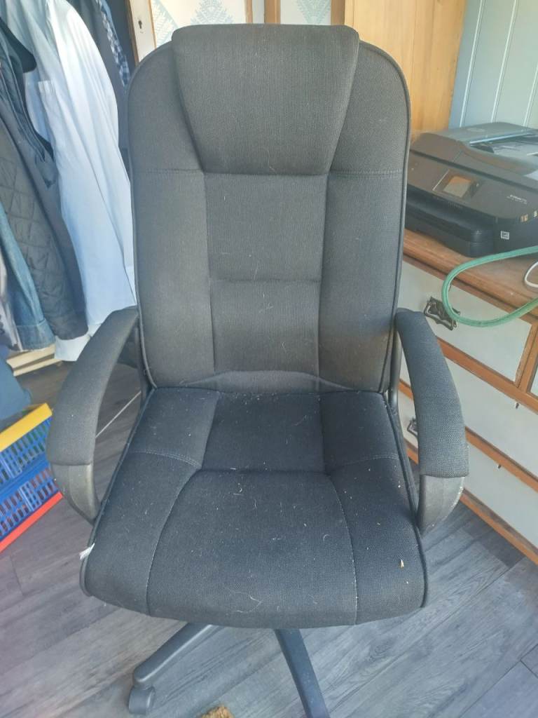 Comfortable Black Office Chair with Armrests – Good Condition