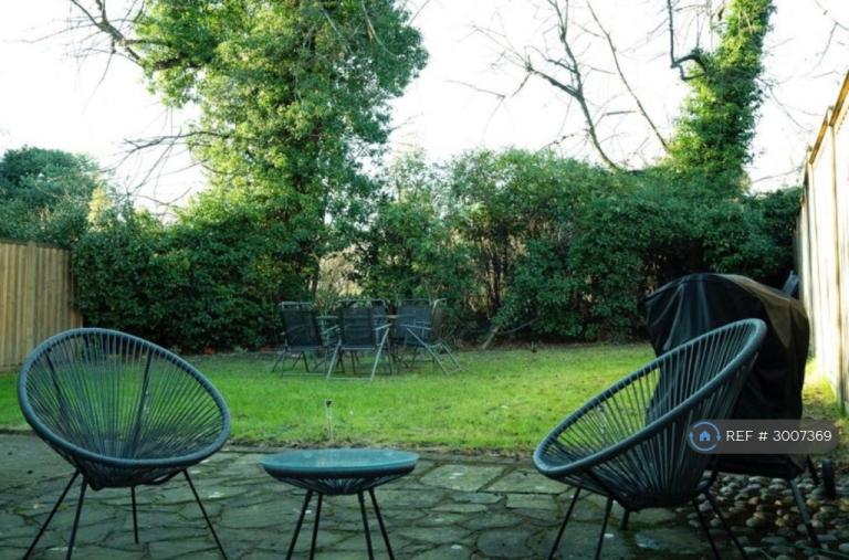 Studio flat in Park Avenue, London, N22 (#3007369)