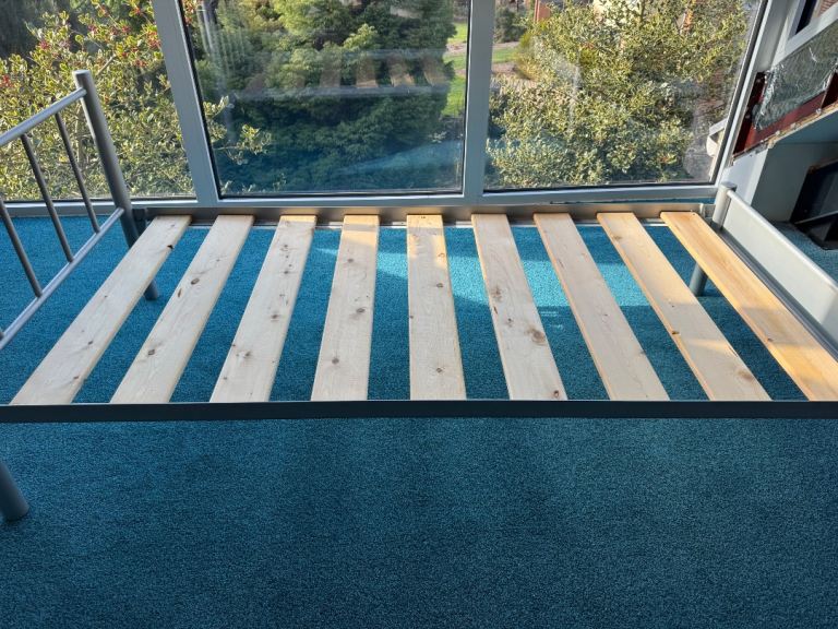 Aluminium single bed frame and stackable wooden slats