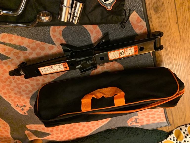 3 Tonne jack, crank and accessories. As new, immaculate condition.