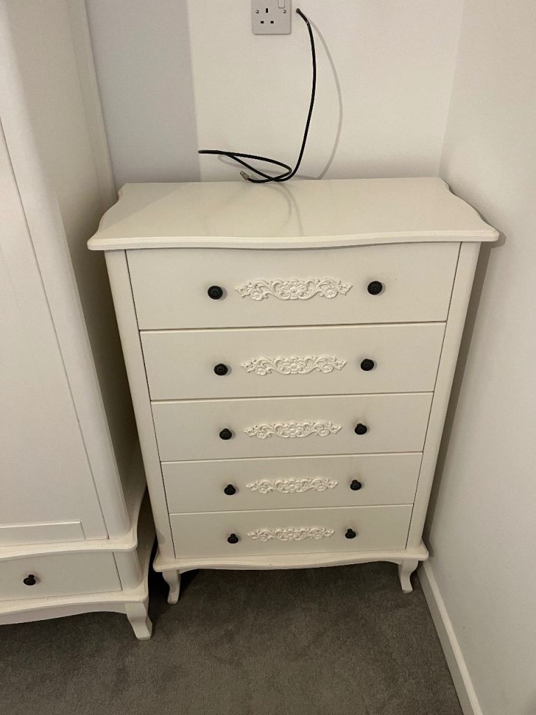 Bedroom furniture set 