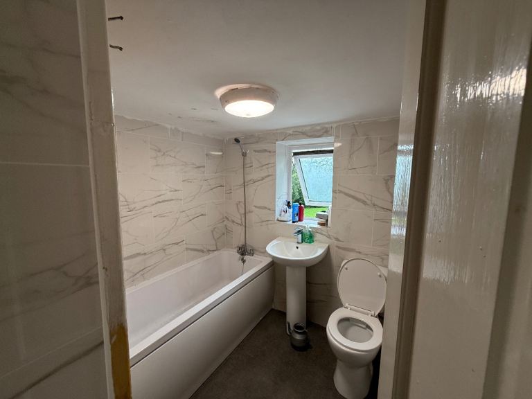 Double bedroom available 