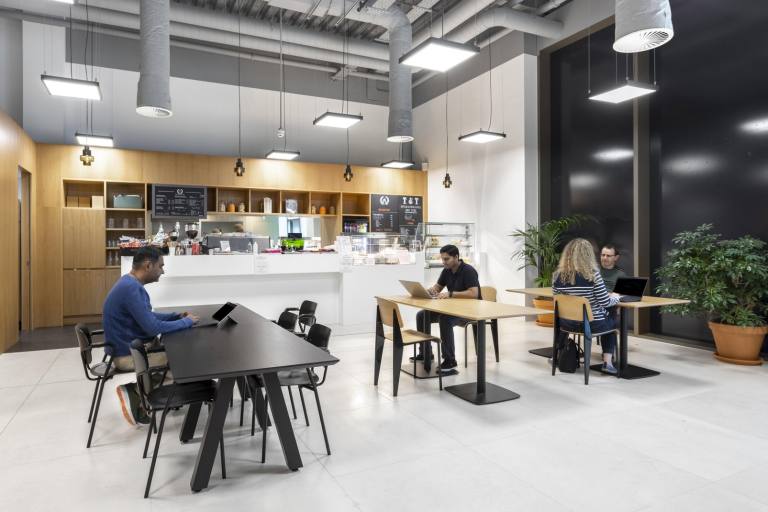 Milton Keynes - MK9 1FH \ Office for Rent with Flexible Move-In Options (3 Workstations)