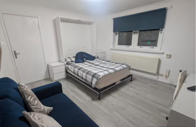 Large Double Room in shared Flat - Ideally suited for female students