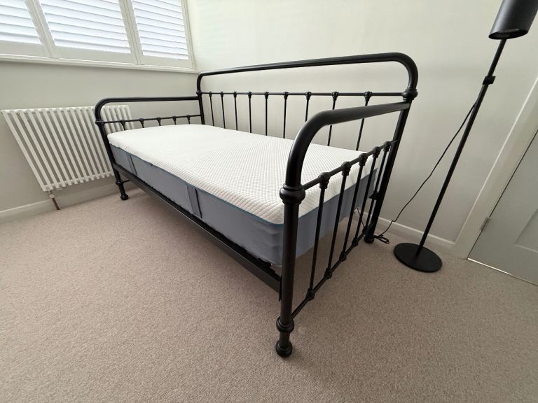 Feather & Black Oliver Daybed and Simber Hybrid Single Mattress Immaculate Condition 