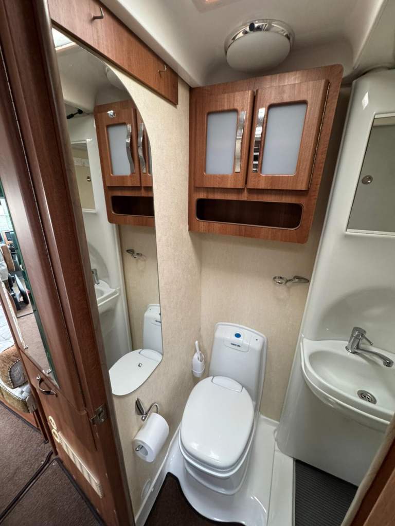 Mercedes-Benz Autosleeper Bourton 2.1 Motorhome- like new condition 