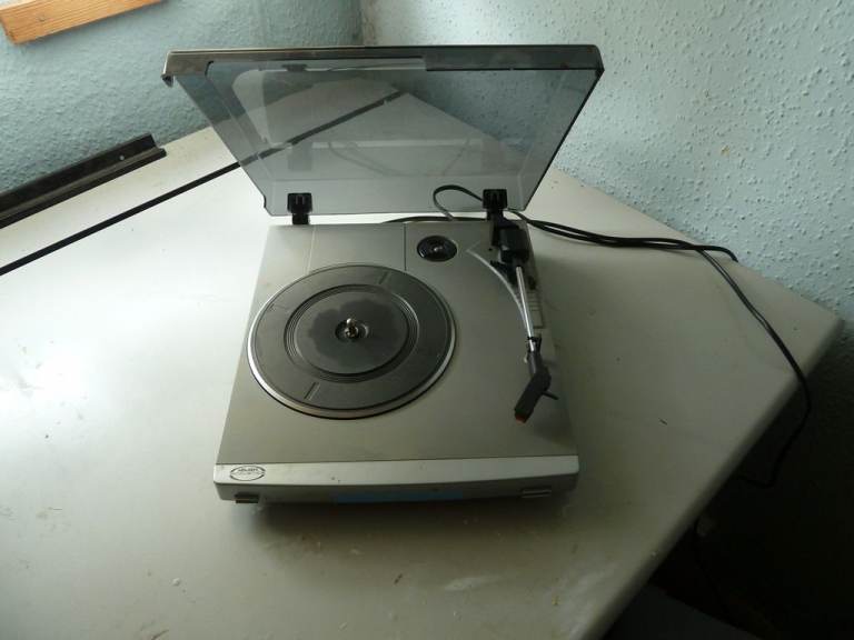 Record player (make your own MP3 or phone ringtones)