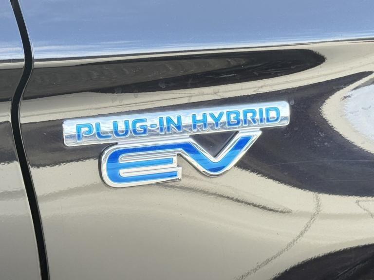 MITSUBISHI OUTLANDER 2.4 h TwinMotor 13.8kWh 4h 2018