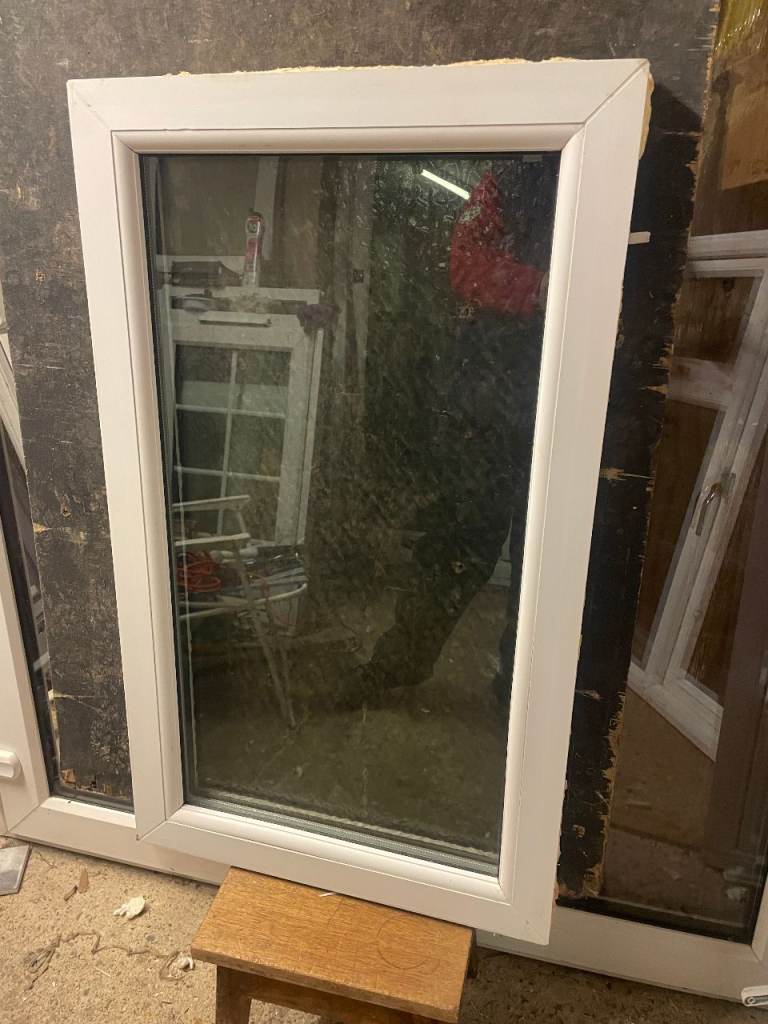 H 95 x W 57 cm - SMALL UPVC DOUBLE GLAZED WINDOW - OBSCURE GLASS - GOOD CONDITION (REF: SJ472)