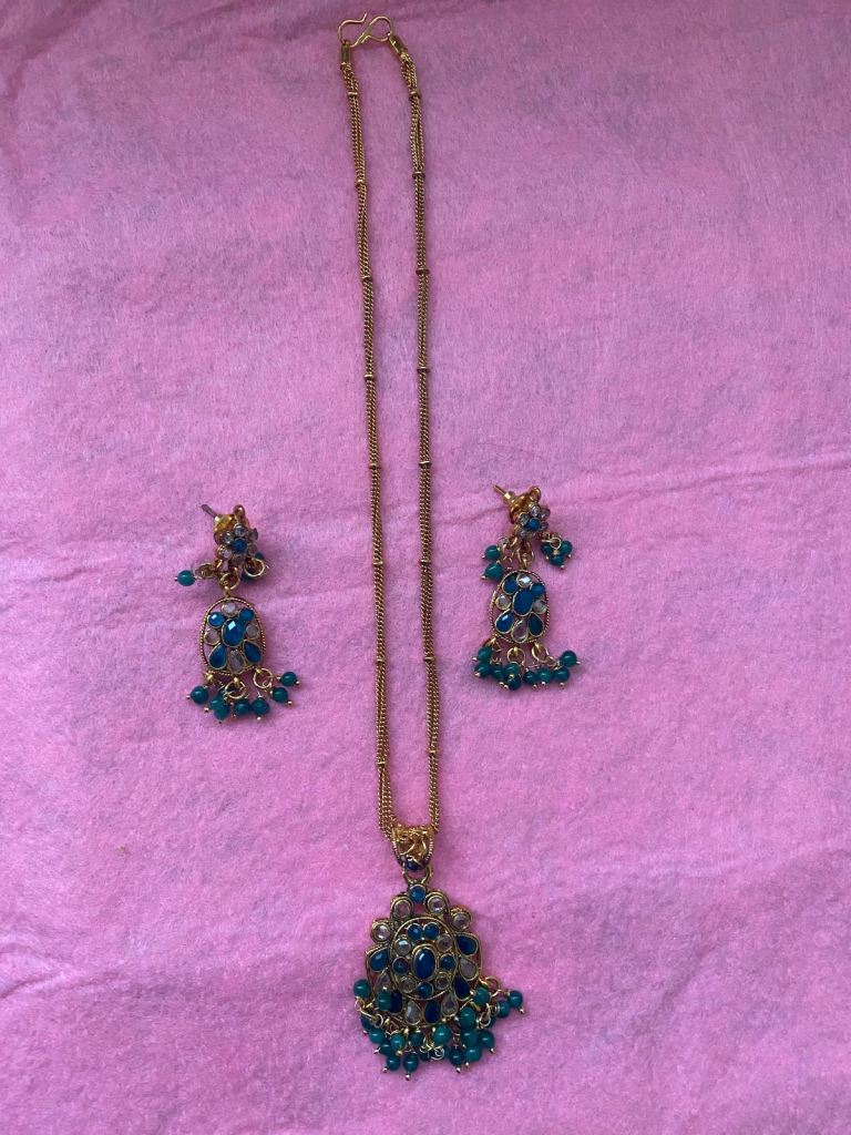 Necklace & earrings.. 