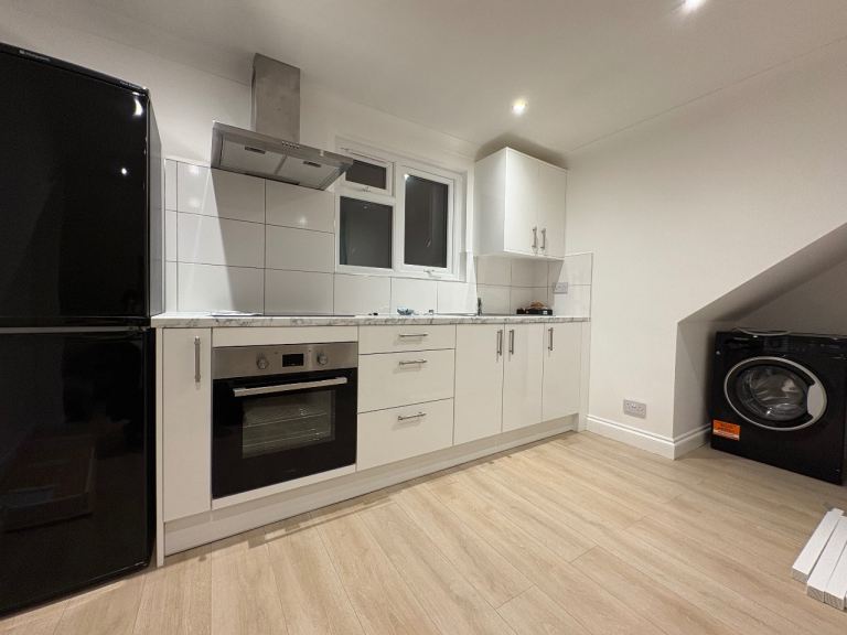 2 BED UPPER FLOOR FLAT TO RENT **INC ALL BILLS**