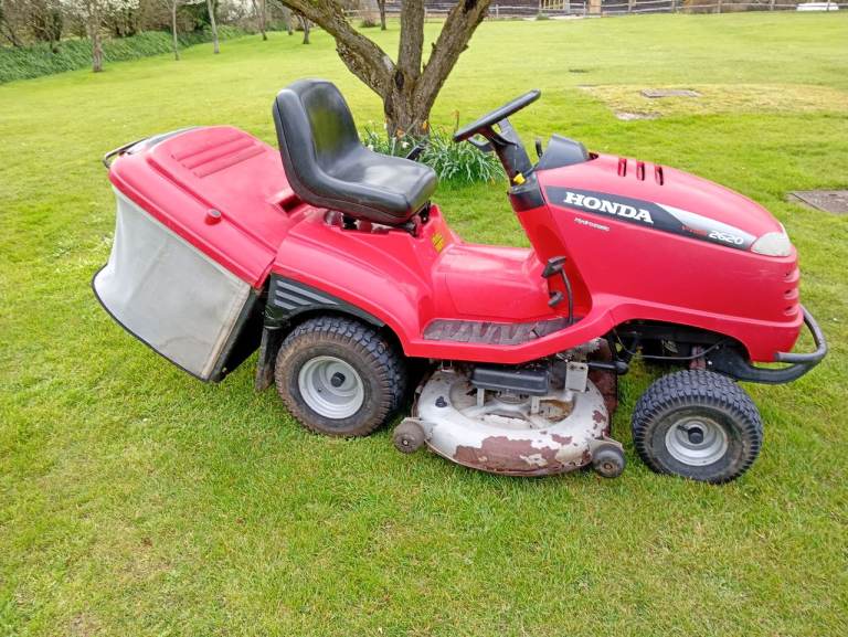 Honda 2620 Ride-on Mower, 40 inch deck, 20HP V-twin Honda engine, Electric Lift Grass Collection Box