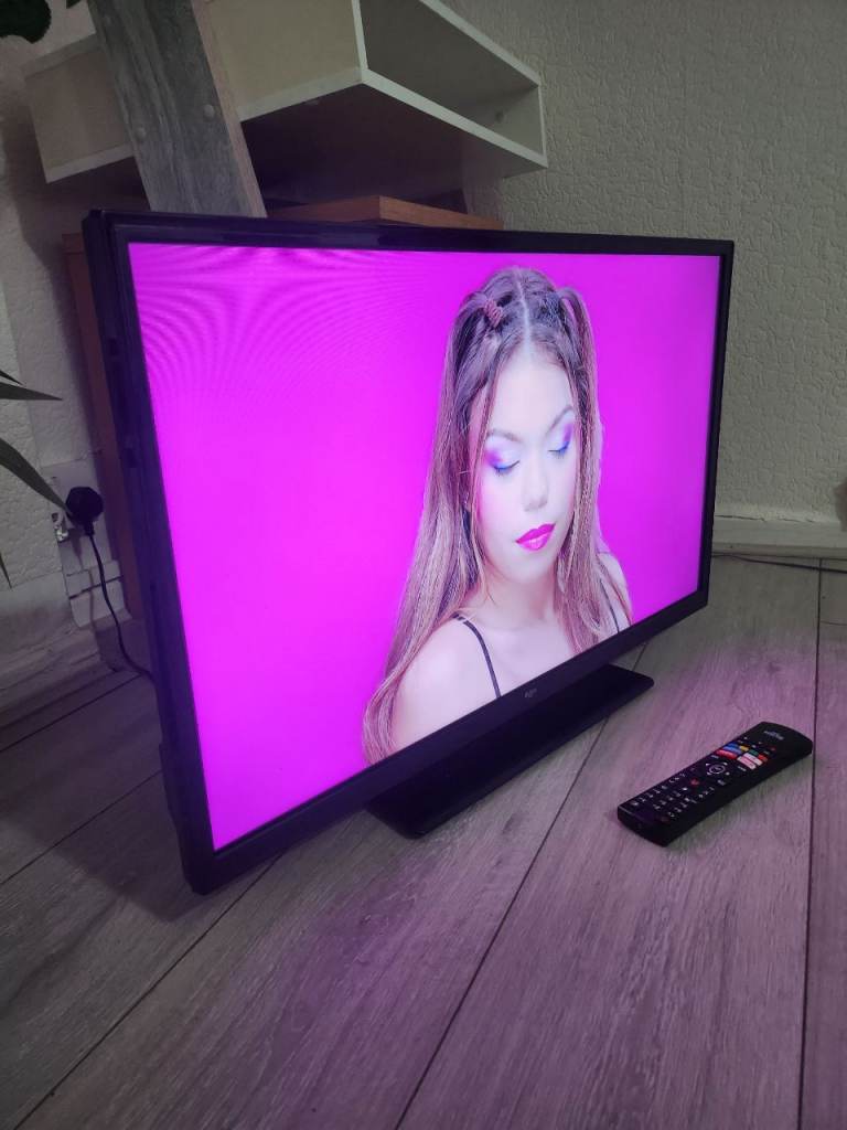 32" BUSH Smart Ultra Led WiFi TV with Stand and Remote £75