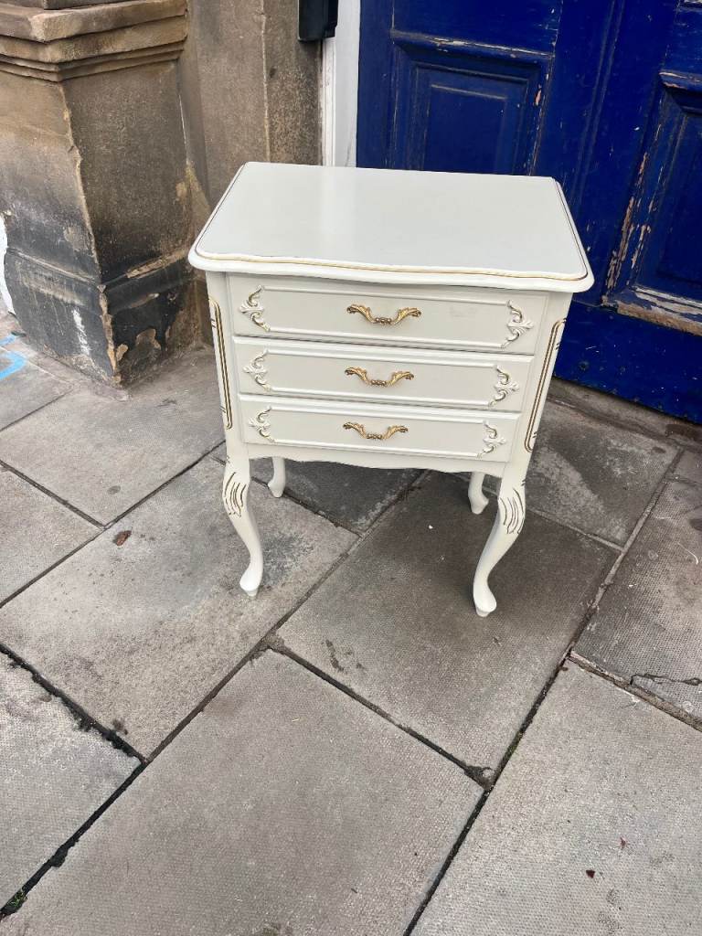 Vintage 5 Drawer Bedroom Chest , French shabby chic style . Good condition