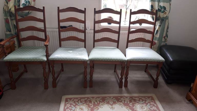 Dining table extendable with 6 ipholstered chairs