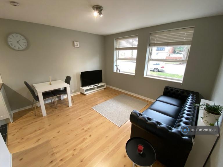 1 bedroom flat in Beauchamp Court, Leamington Spa, CV32 (1 bed) (#2817831)
