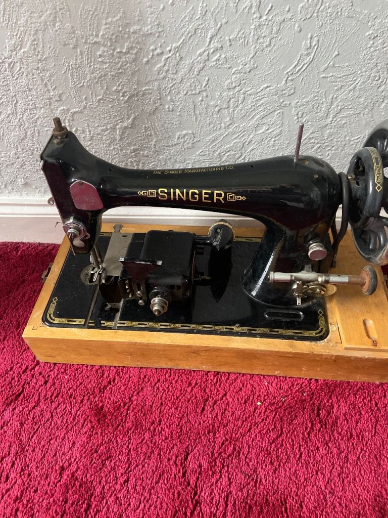 Vintage Singer Sewing Machine – Black, Fair Condition